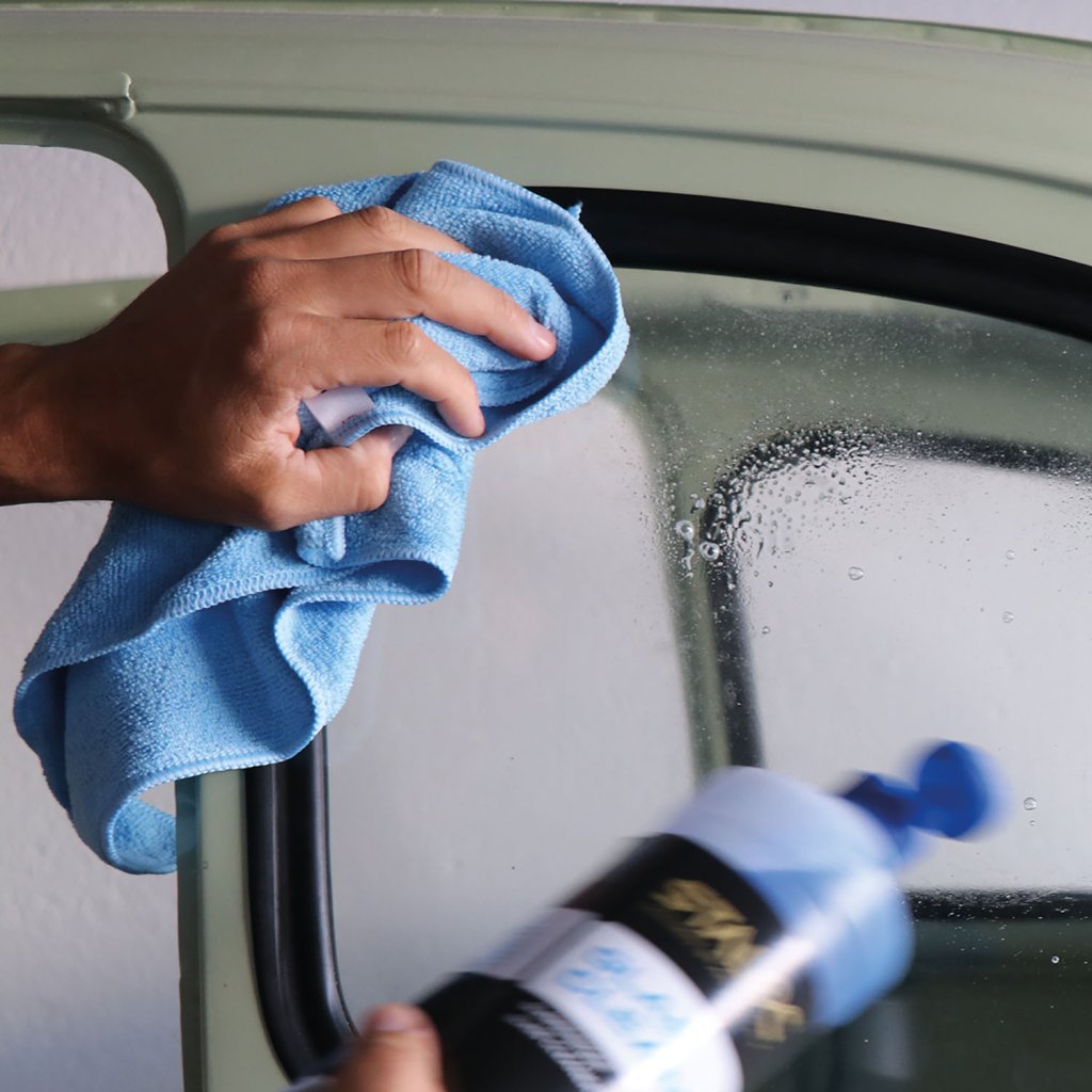 Blaues Microfasertuch für Fensterreinigung