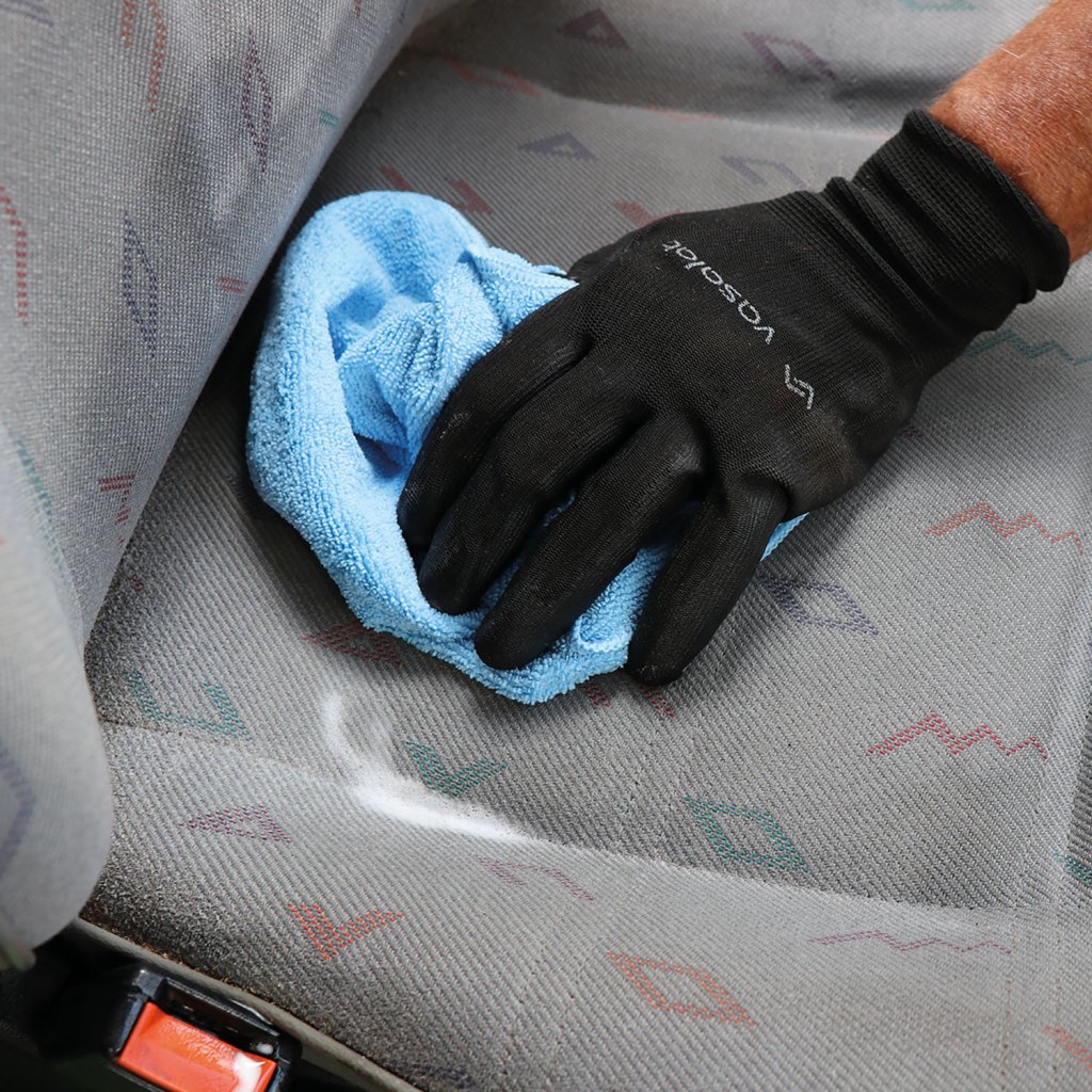 Restlichen Powerschaum mit Microfasertuch von Textilien entfernen