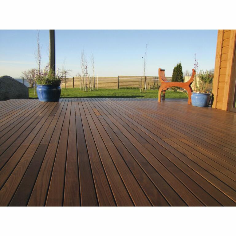 Holzterrasse reinigen und ölen