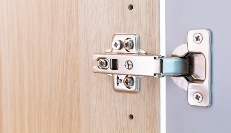 Topfscharniere einbauen und einstellen