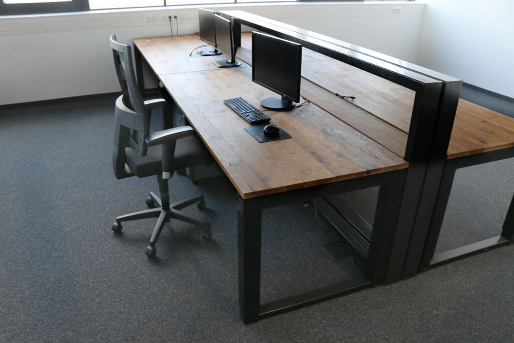 Titelbild für Höhenverstellbaren Schreibtisch selber bauen