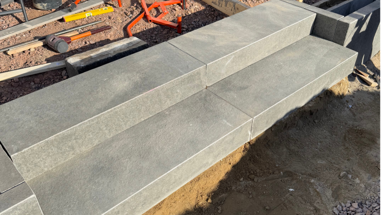 DIY: Eine Treppe aus Blockstufen setzen