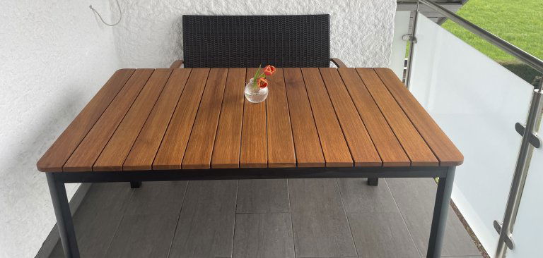 DIY: Gartentisch abschleifen und neu lackieren