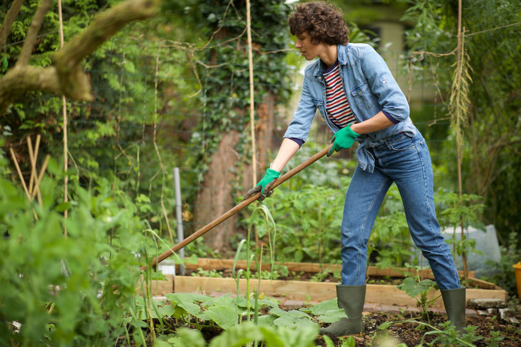 Praktische Gartenhelfer: Von der Gießkanne bis zur Schaukelmontage