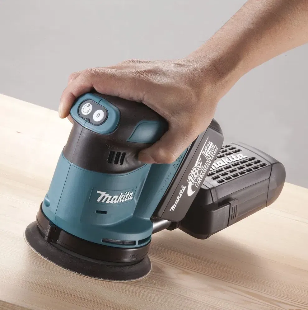 Makita Akku Exzenterschleifer 18V DBO180ZJ mit effizienter Staubabsaugung, ohne Akku & Ladegerät