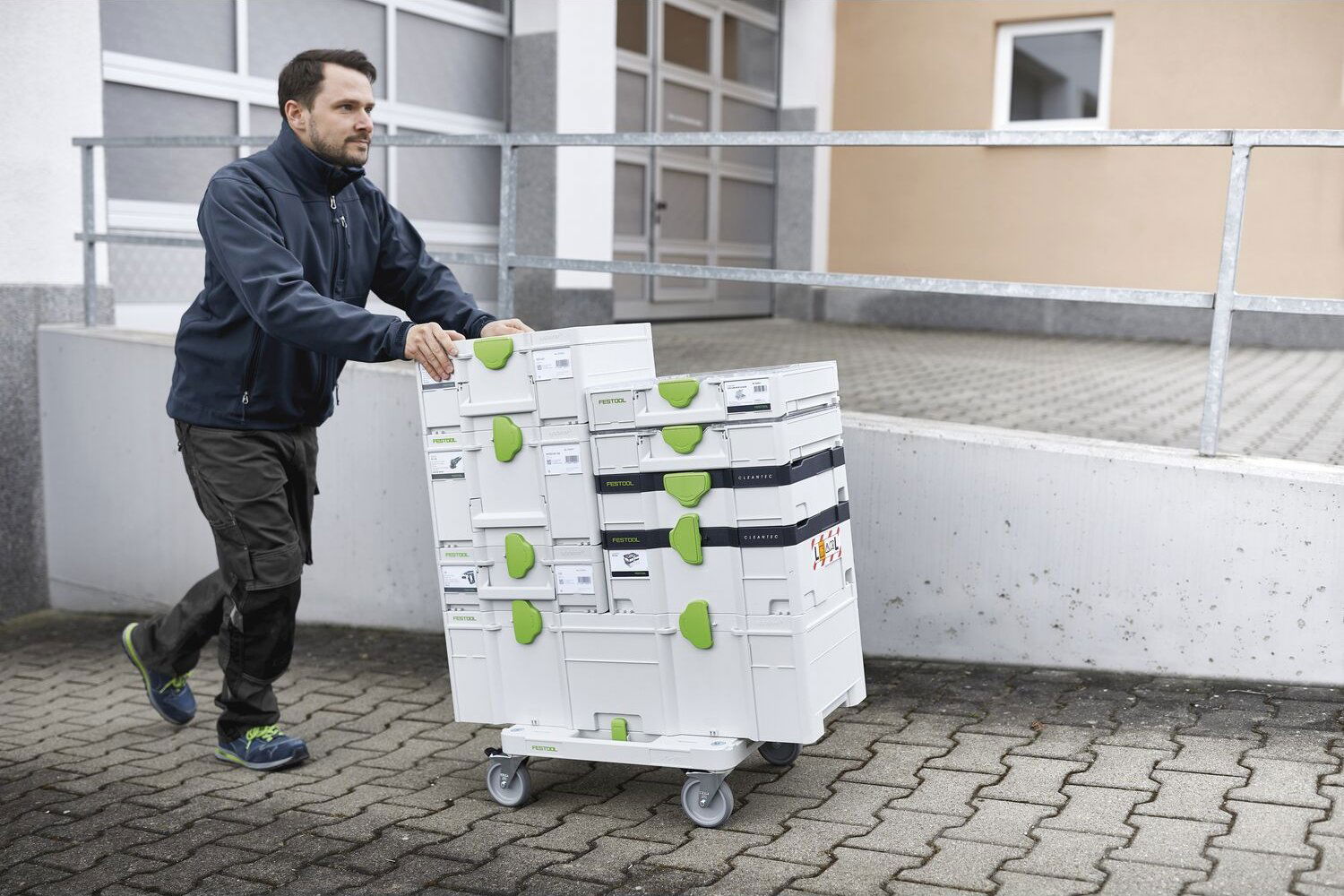 Festool Systainer XXL kann mit dem passenden Rollbrett einfach transportiert werden.