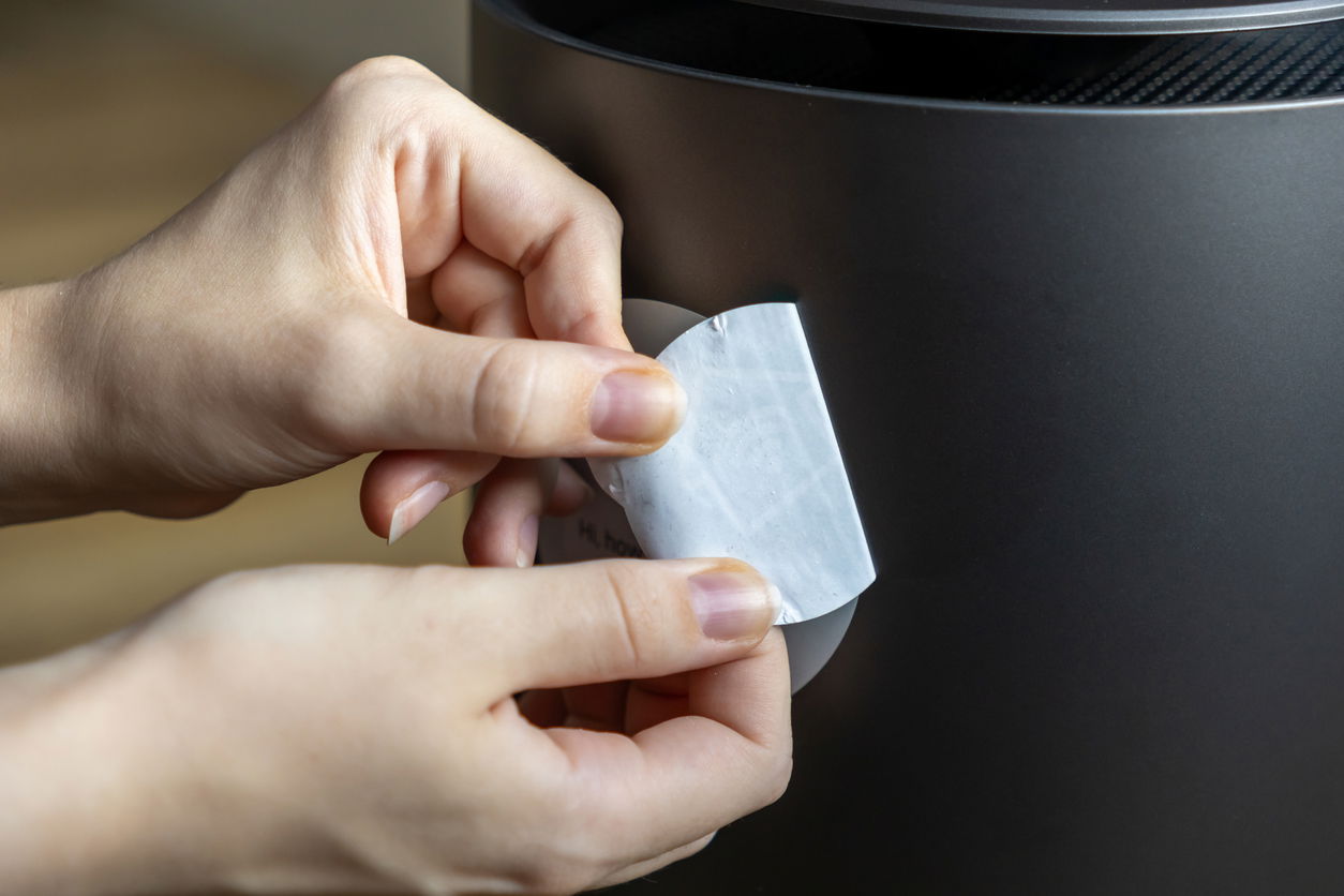 Klebereste und Etiketten entfernen – die besten Tipps für Heimwerker