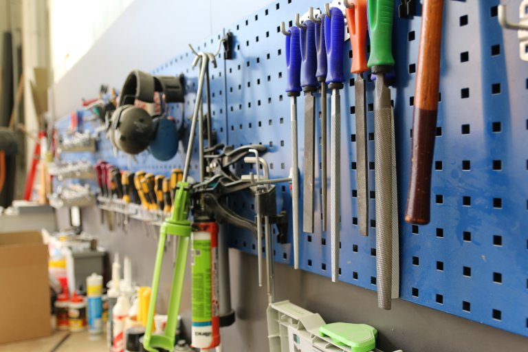 Welche Vorteile bieten Lochplatten in Arbeitsplatzsystemen?