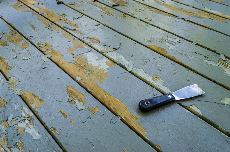 Holz abbeizen: Alte Lacke und Farben richtig entfernen