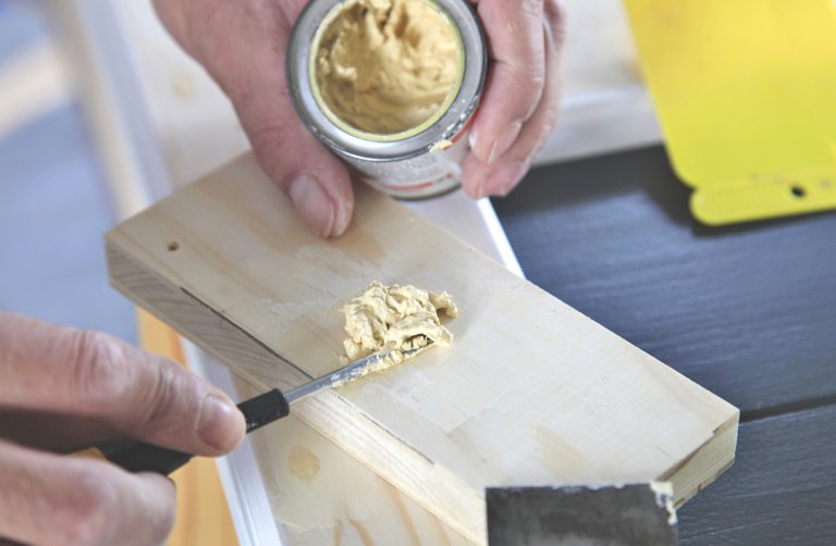 Anleitung für Holzkitt: Holzschäden einfach reparieren