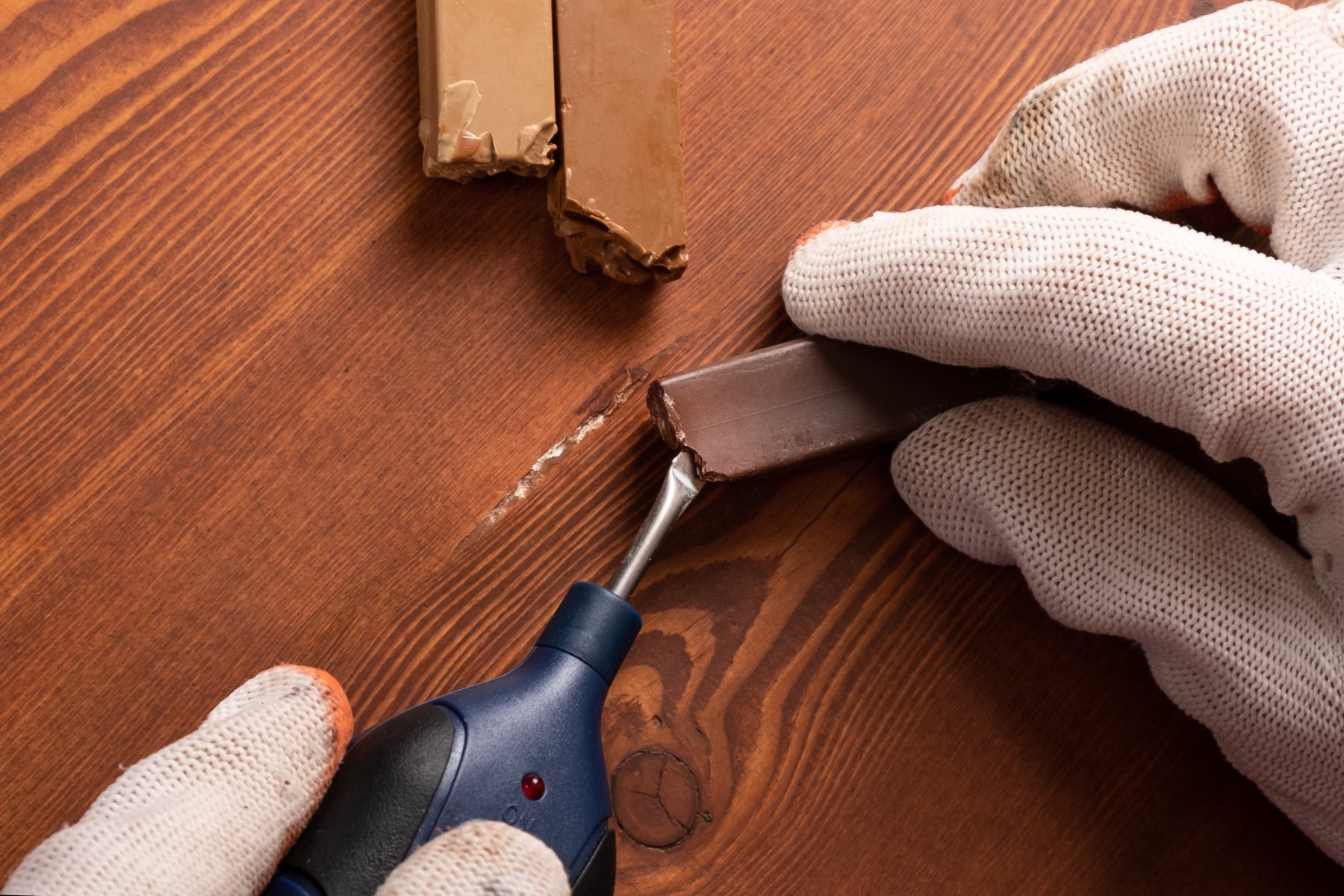 Anleitung Hartwachs für Holzreparatur: Kratzer, Dellen und Löcher richtig ausbessern